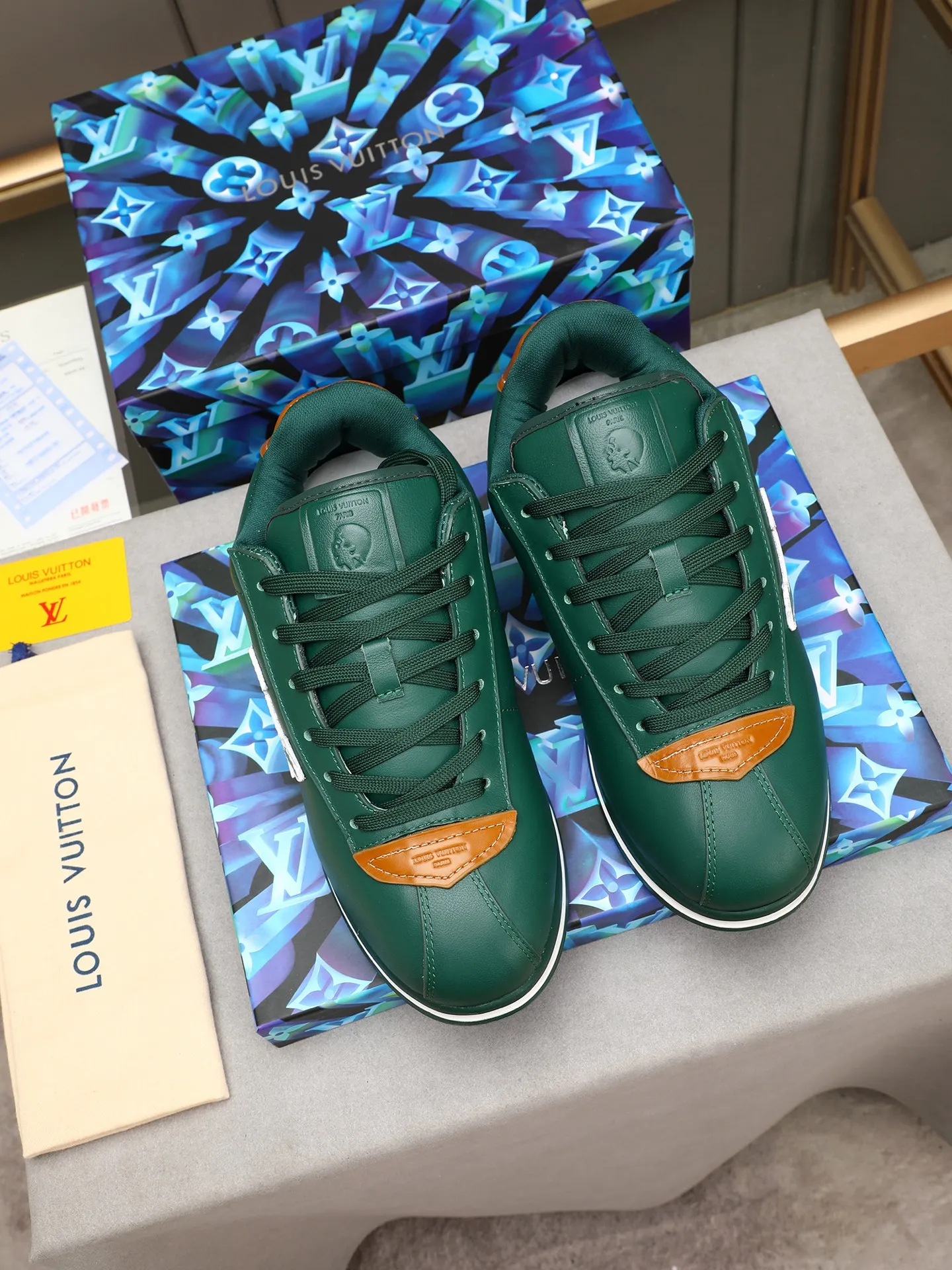 Men's Men's Shoes 💰500 LV Louis Vuitton L Jialu Brand Runner Tatic Series Thick-soled Casual Sports Shoes Running Shoes Original purchase, development, production This LV Runner Tatic sports shoe combines technical materials such as mesh fabric and ribbons to interpret the inspiration of traditional mountaineering shoes. LV letters are written on one side, the lariat buckle of the quick lacing system is embellished with Monogram flowers and Louis Vuitton logos, and the light and wear-resistant rubber outsole completes the whole. ▪️Fabric: Original imported cowhide + mesh ▪️Inner lining: Original customized breathable mesh ▪️Sole: Original open-molded anti-slip rubber combination material ▪️Size: Men's 40-44 (45 46 customized)